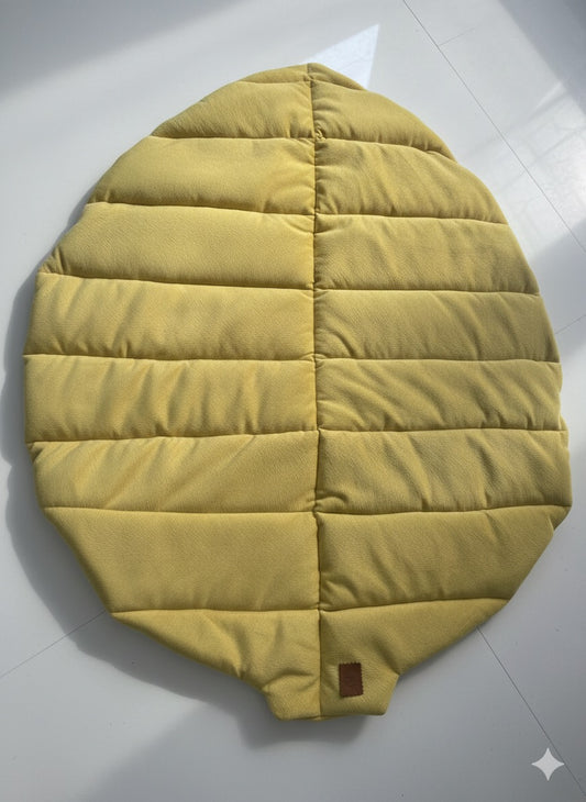 leaf mat with a small leaf cushion