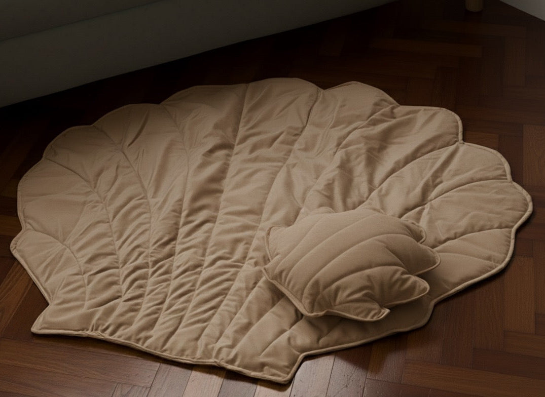 Shell mat with a small shell cushion